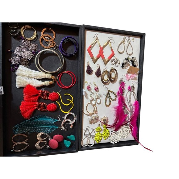 Lot Of 30+ pairs Assorted Fashion Earrings Statement Mix For Women With Vibrant - Picture 1 of 6